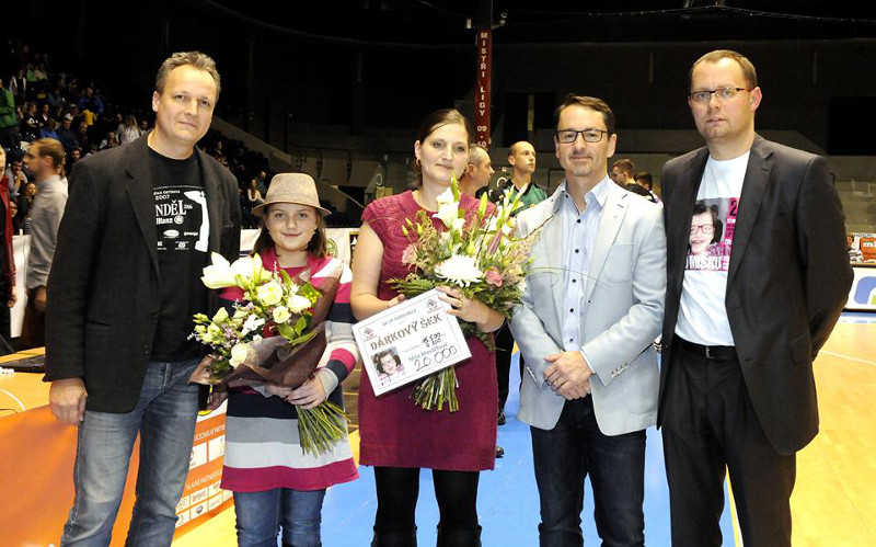 Předání šeku na basketbalovém zápase